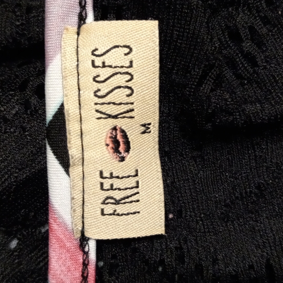 Free kisses lace back blouse - Picture 5 of 5